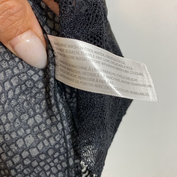 💚 Emily & Jane | Black Lace Trim Animal Print Cami Top - medium - Picture 4 of 5